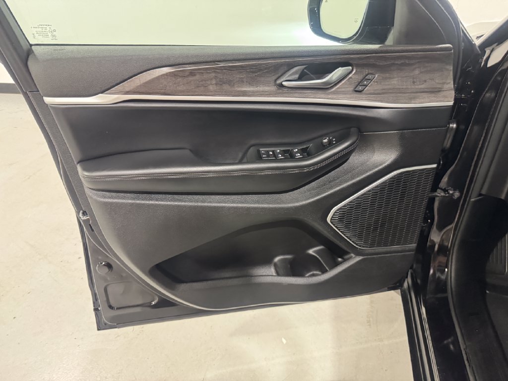 Used 2025 Jeep Grand Cherokee L Limited AWD/4WD image 17