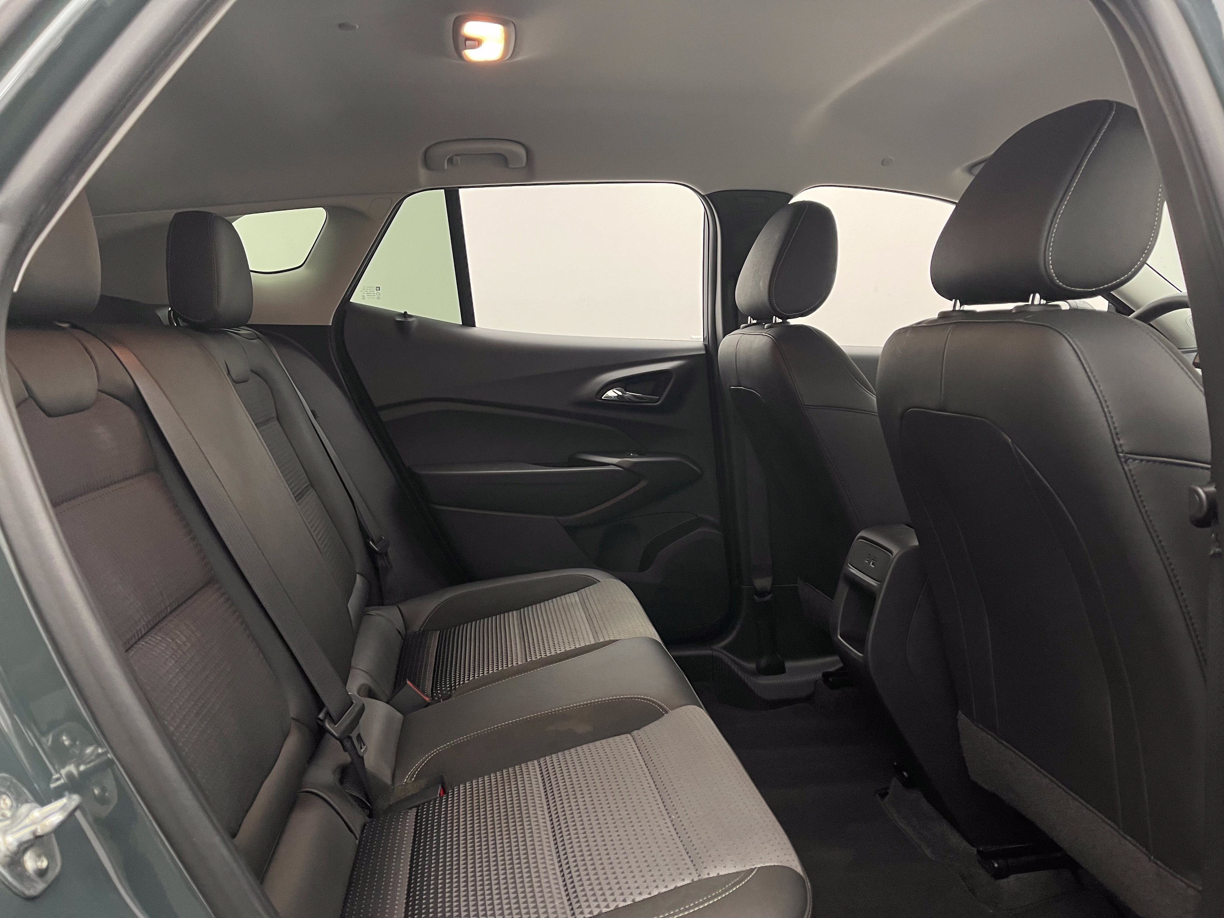Used 2025 Chevrolet Trax LT FWD image 33