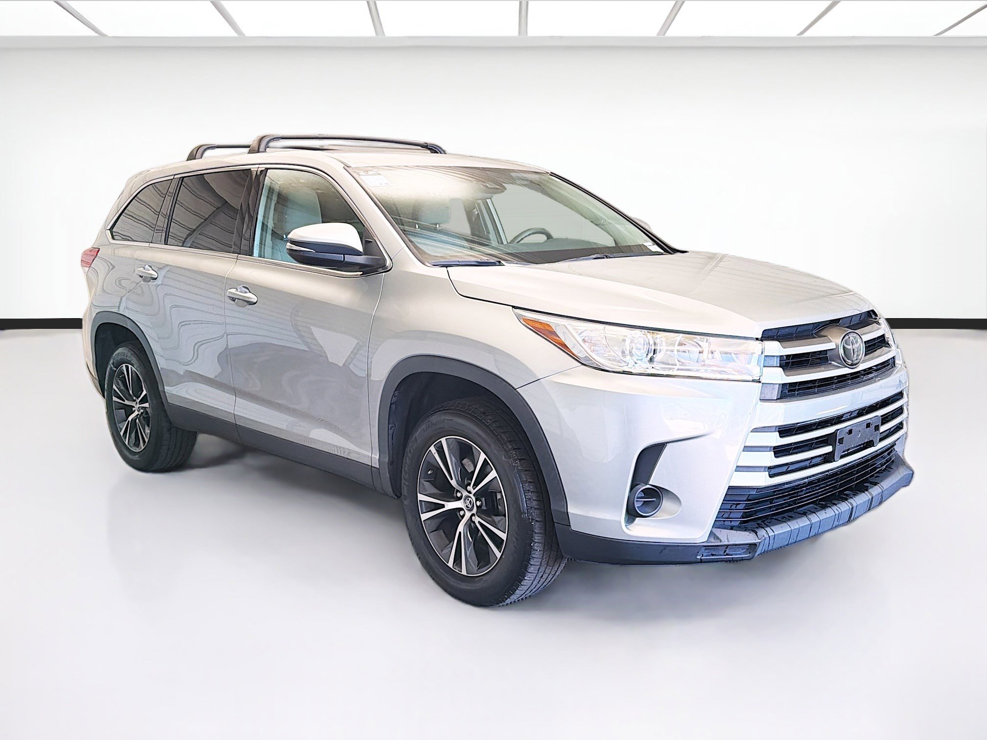 Used 2019 Toyota Highlander LE FWD image 3