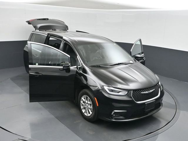Used 2025 Chrysler Pacifica Select image 50