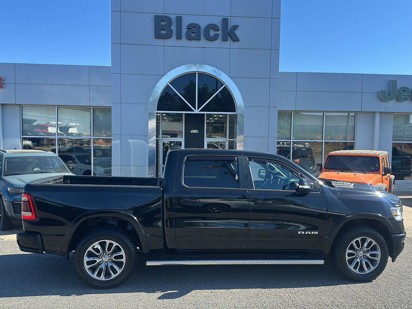 Used 2019 RAM 1500 Laramie w/ Sport Appearance Package AWD/4WD image 3
