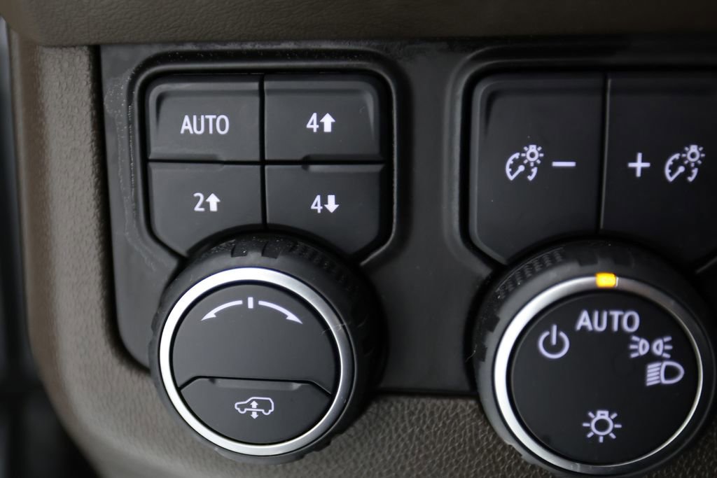 Used 2021 Chevrolet Tahoe Z71 w/ Luxury Package AWD/4WD image 27