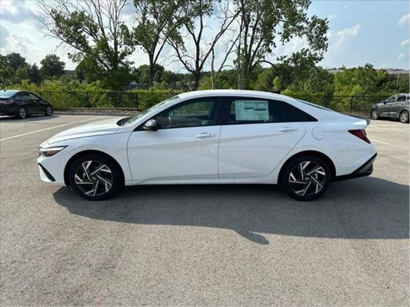 Used 2025 Hyundai Elantra SEL image 2