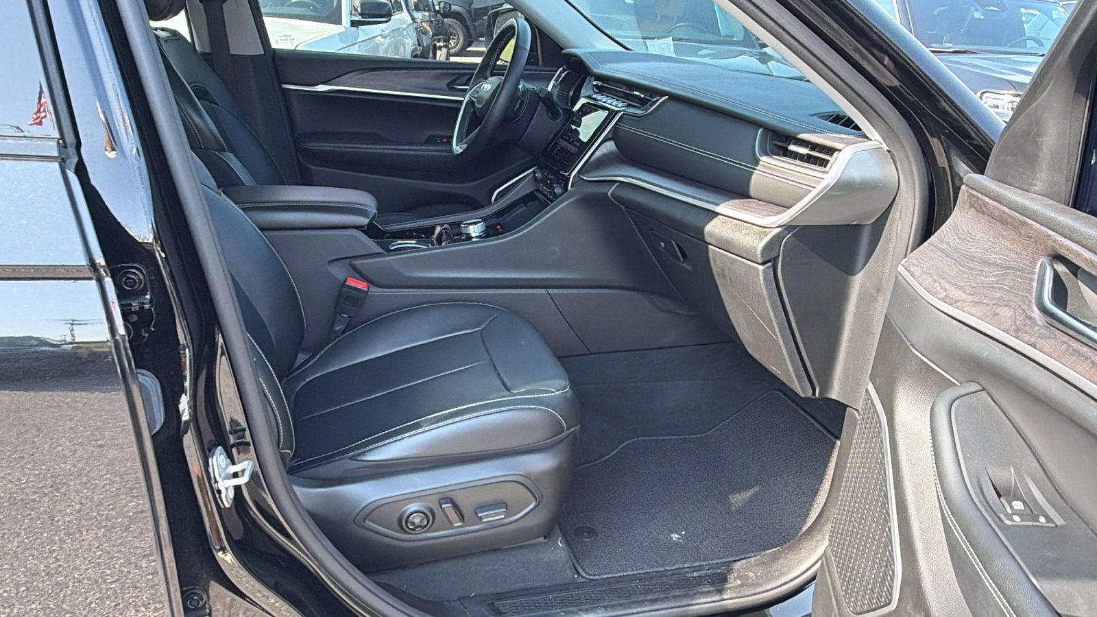 Used 2022 Jeep Grand Cherokee Limited w/ Luxury Tech Group II RWD image 20