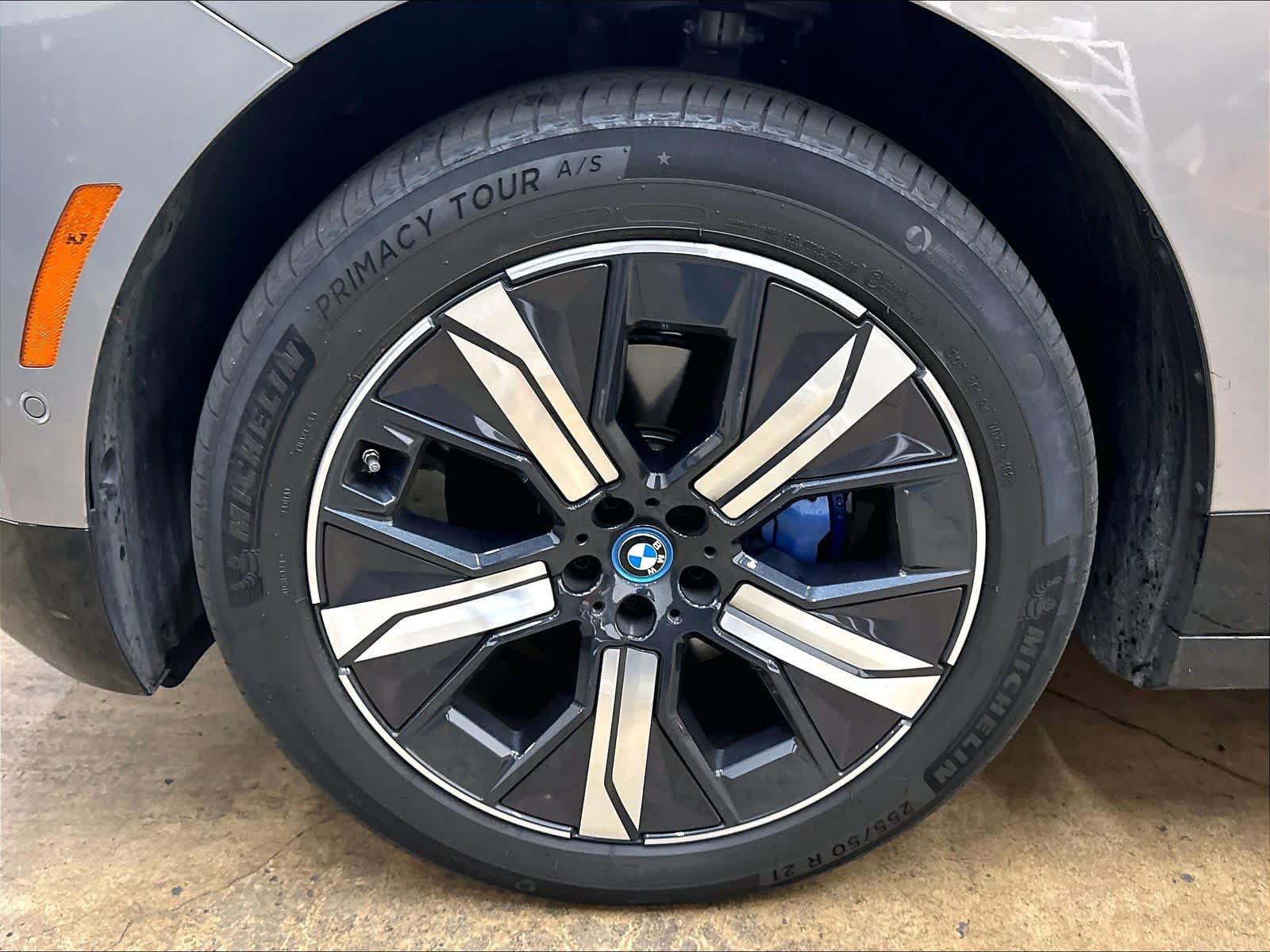 Used 2024 BMW iX xDrive50 w/ Premium Package AWD/4WD image 12
