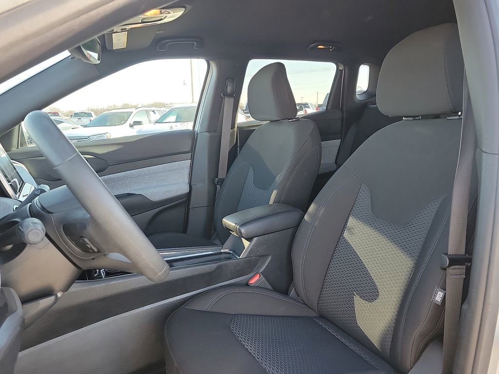 Used 2025 Jeep Compass Sport image 11