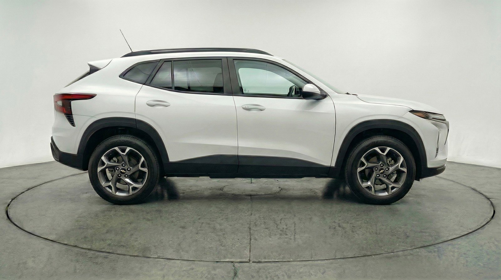 Used 2025 Chevrolet Trax LT w/ LT Convenience Package FWD image 11