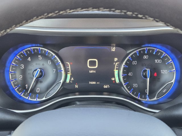 Used 2024 Chrysler Pacifica Touring-L FWD image 16