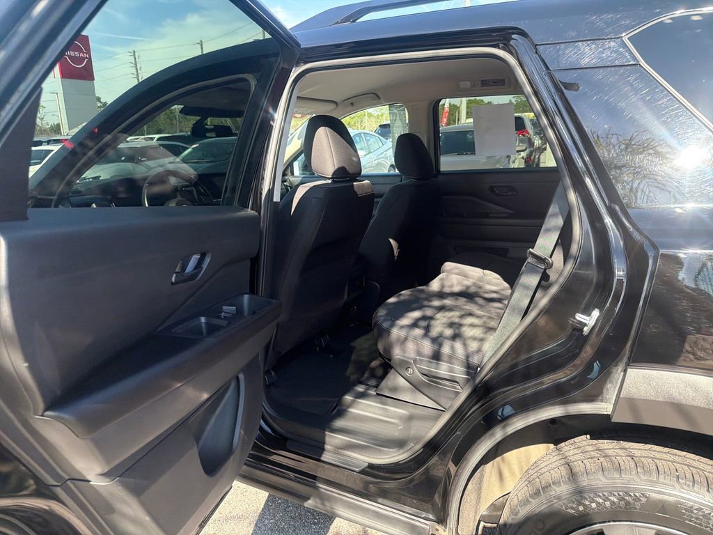 Used 2024 Nissan Pathfinder SV image 18