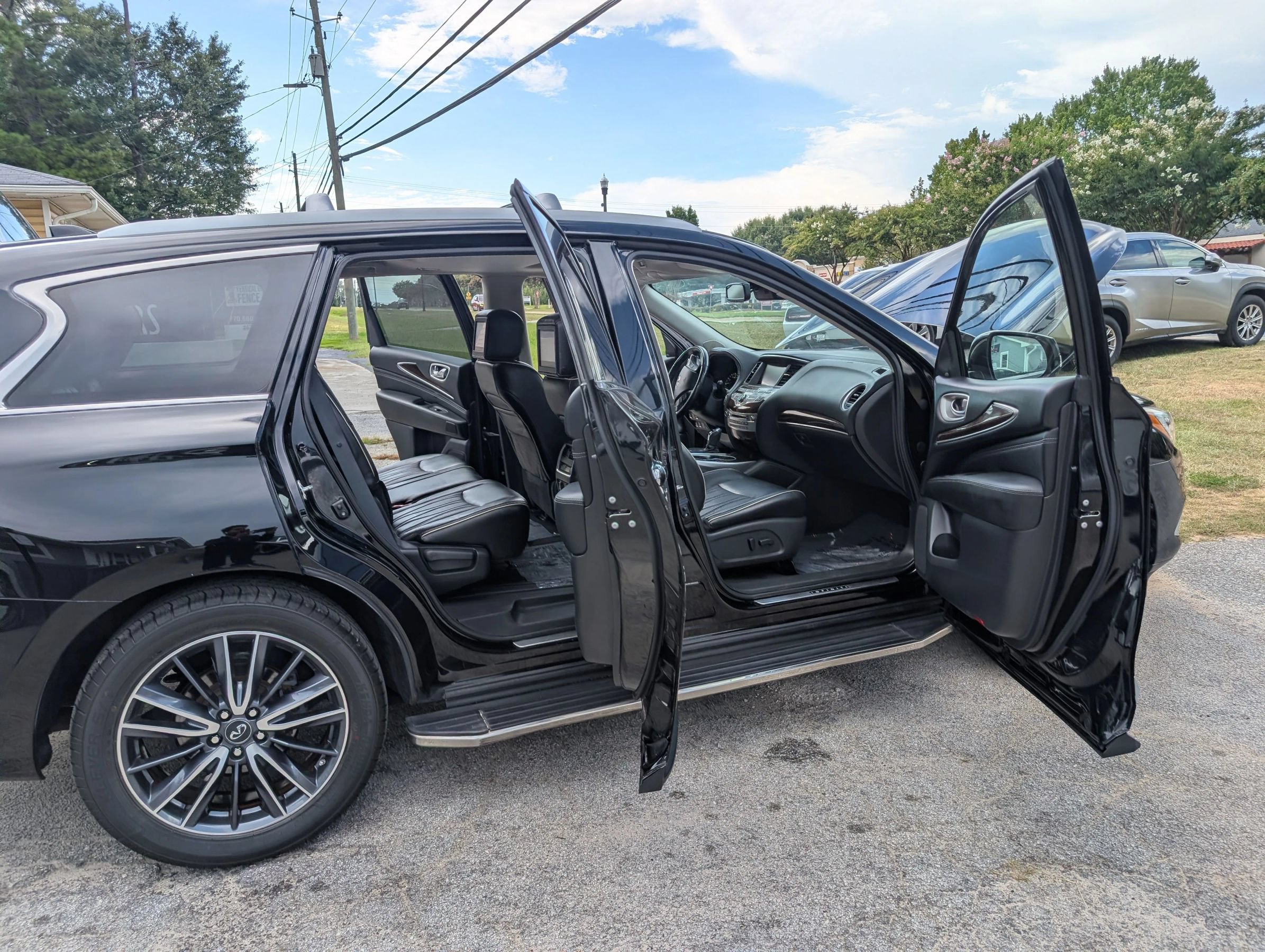 Used 2017 INFINITI QX60 FWD w/ Deluxe Technology Package image 13