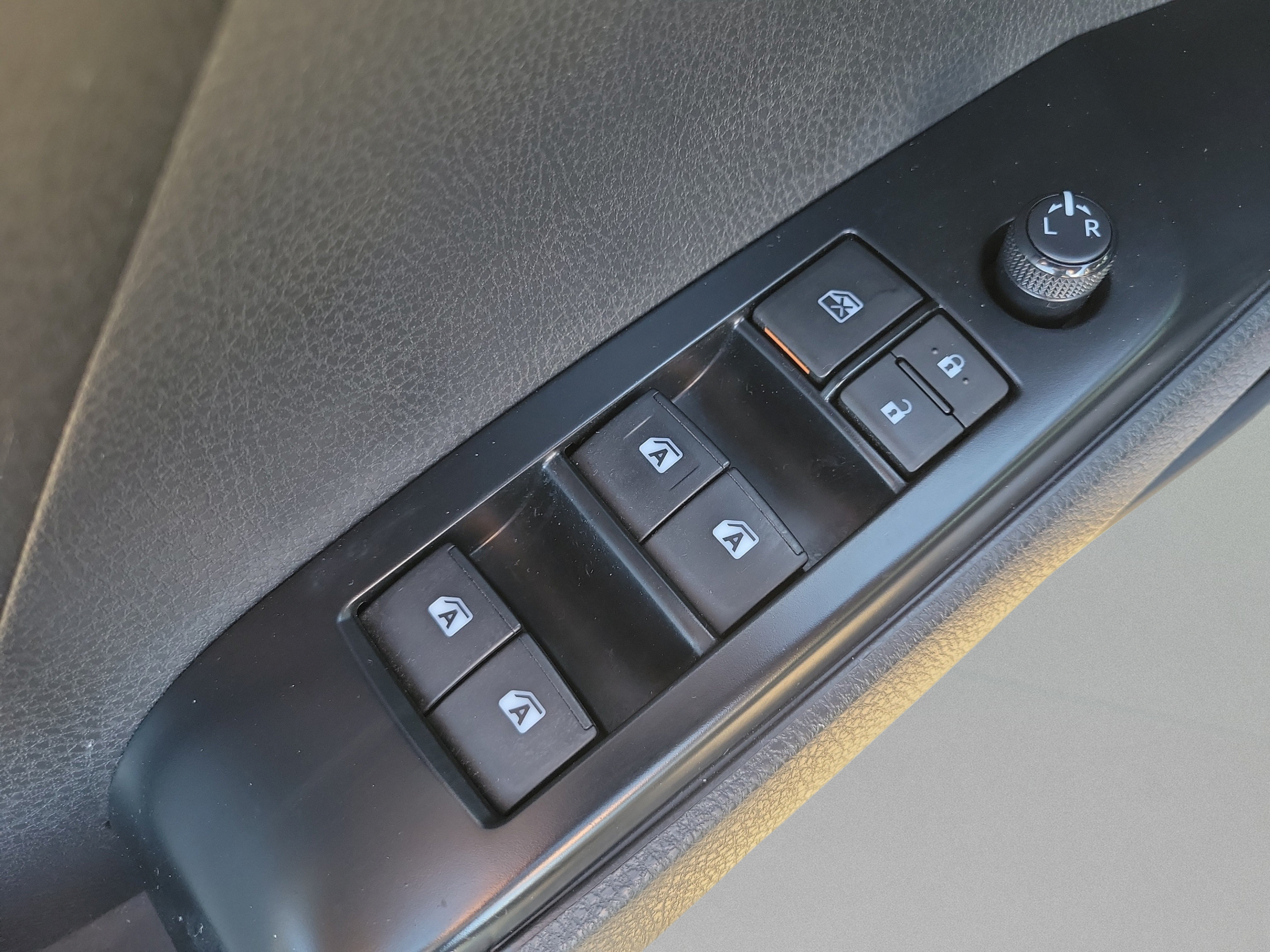 Used 2018 Toyota Camry SE FWD image 14