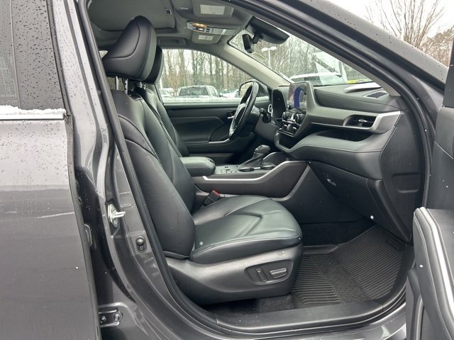 Used 2023 Toyota Highlander XLE image 18