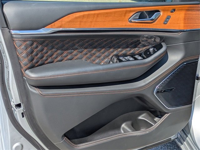 New 2024 Jeep Grand Cherokee Summit image 10