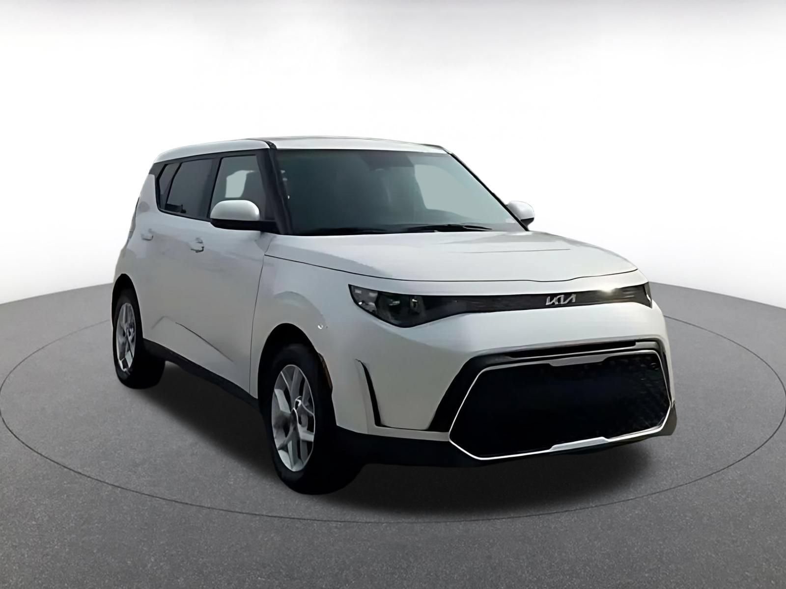 Used 2025 Kia Soul LX w/ LX Technology Package FWD image 3