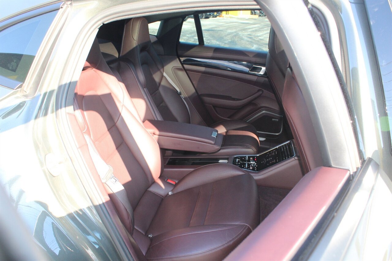 Used 2022 Porsche Panamera 4 image 19