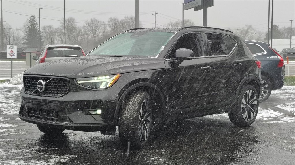 Used 2024 Volvo XC40 B5 Plus w/ Protection Package Premier image 6