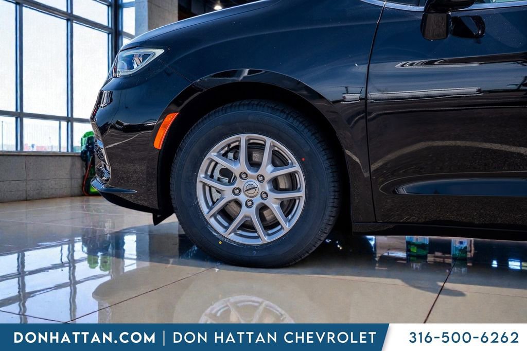 Used 2024 Chrysler Pacifica Touring-L image 37