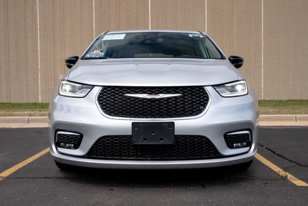 Used 2024 Chrysler Pacifica Touring-L image 3