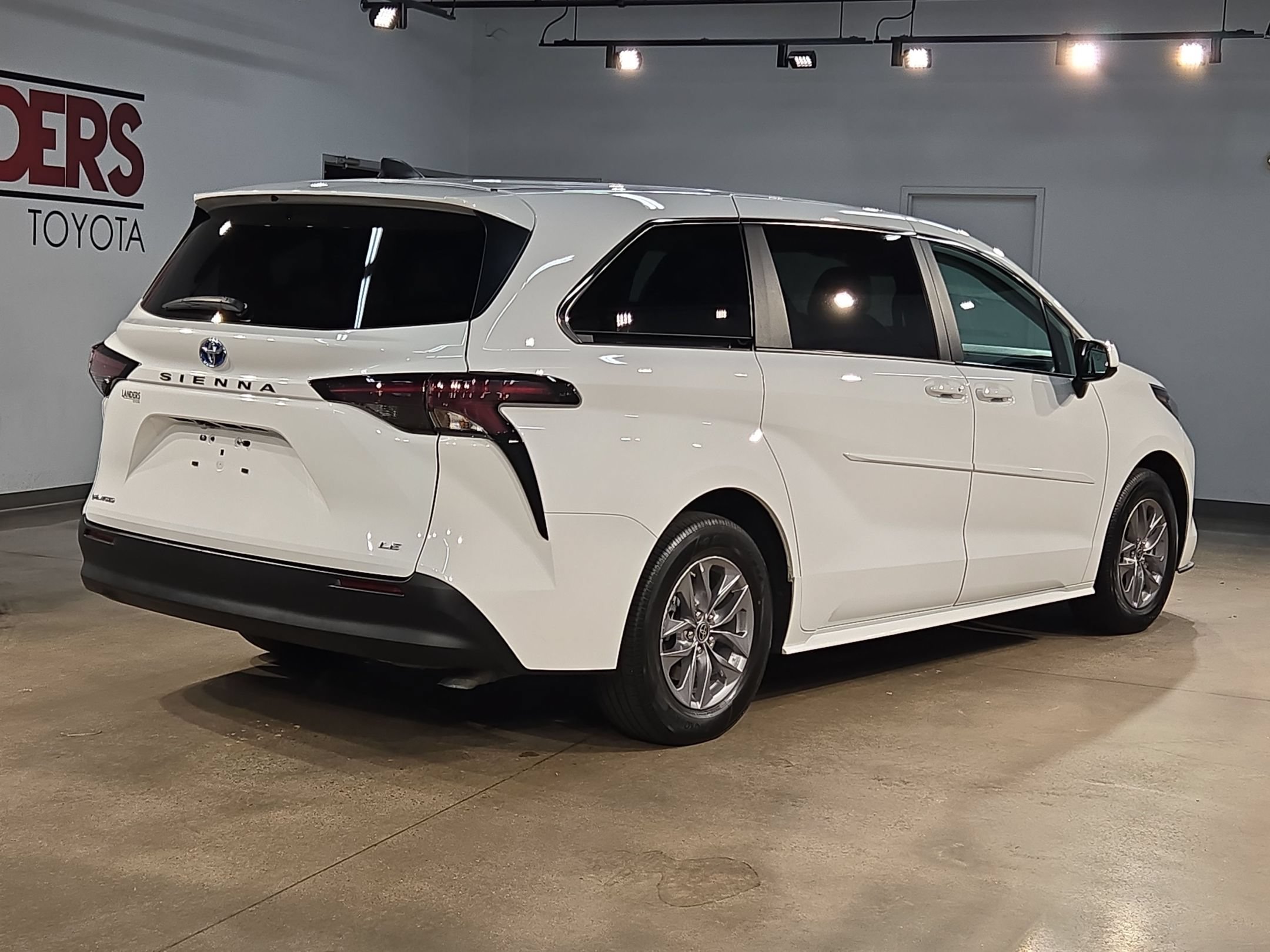 Used 2025 Toyota Sienna LE AWD/4WD image 7