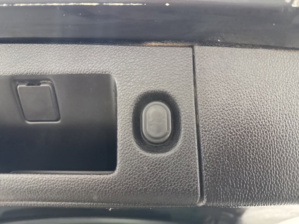 Used 2016 GMC Yukon XL Denali image 29