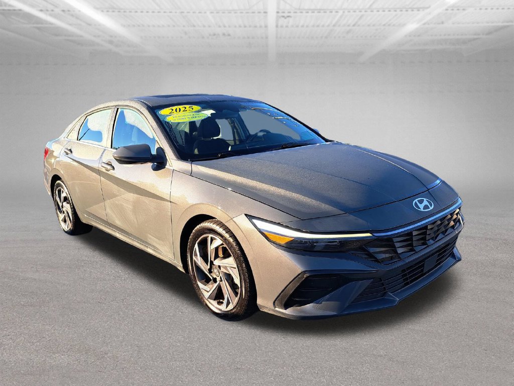 Used 2025 Hyundai Elantra SEL FWD image 3