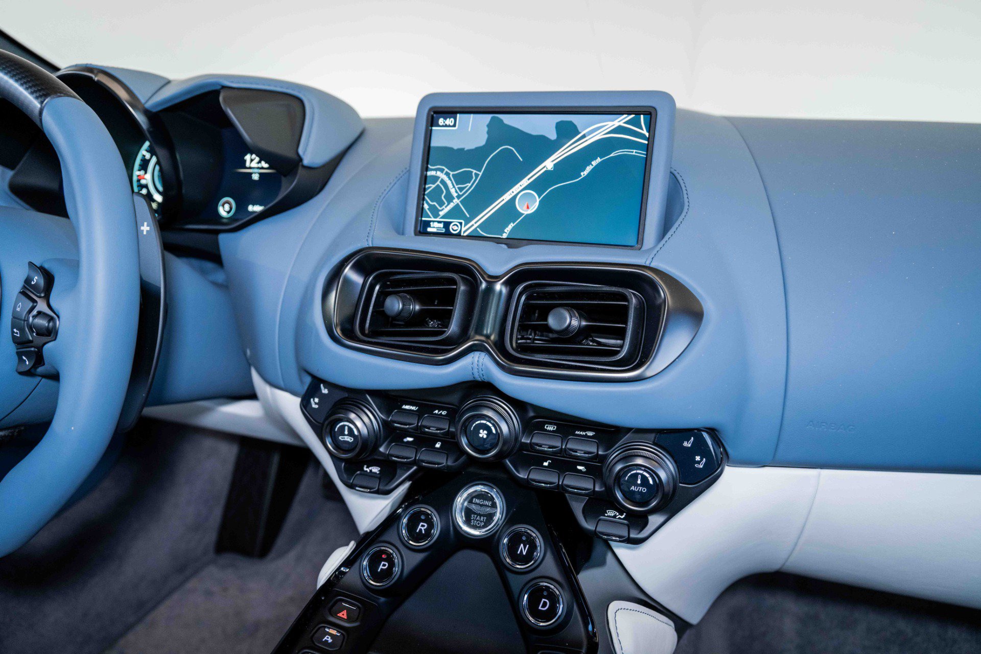 Used 2023 Aston Martin V8 Vantage Coupe RWD image 20