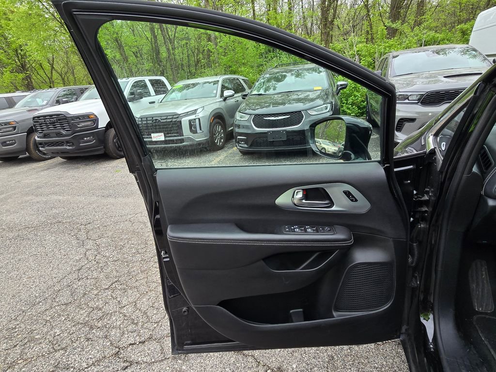 Used 2026 Chrysler Pacifica Limited FWD image 21