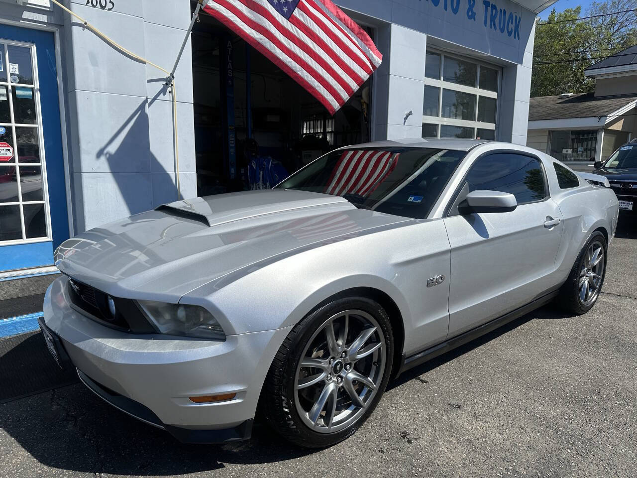 Used 2012 Ford Mustang GT Premium w/ HID Headlamps & Security Pkg RWD image 3