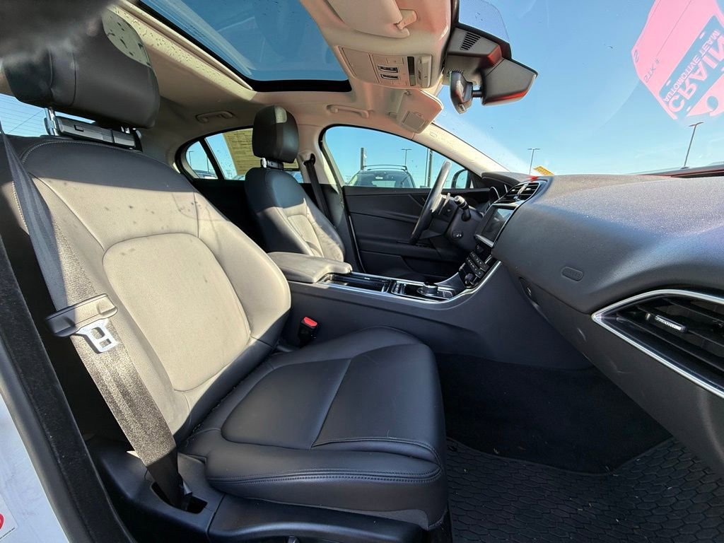 Used 2019 Jaguar XE Premium RWD image 27