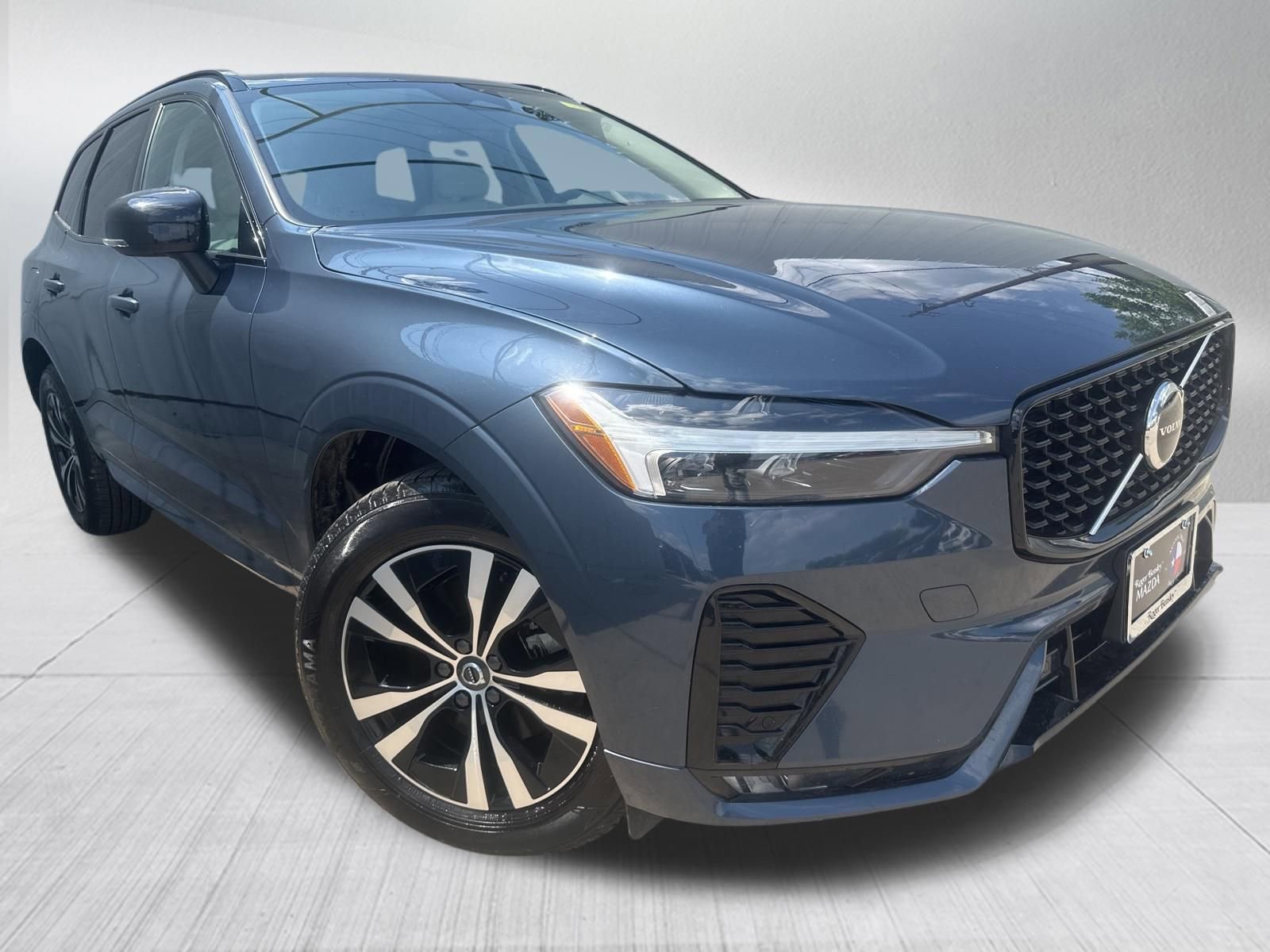 Used 2024 Volvo XC60 B5 Core AWD/4WD image 3