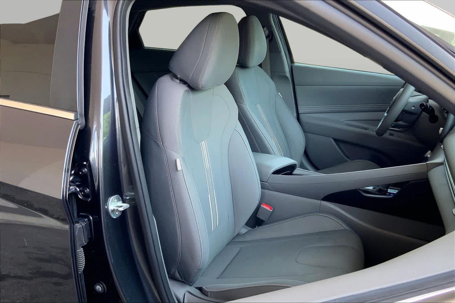 Used 2022 Hyundai Elantra SEL w/ Convenience + Premium Package FWD image 9
