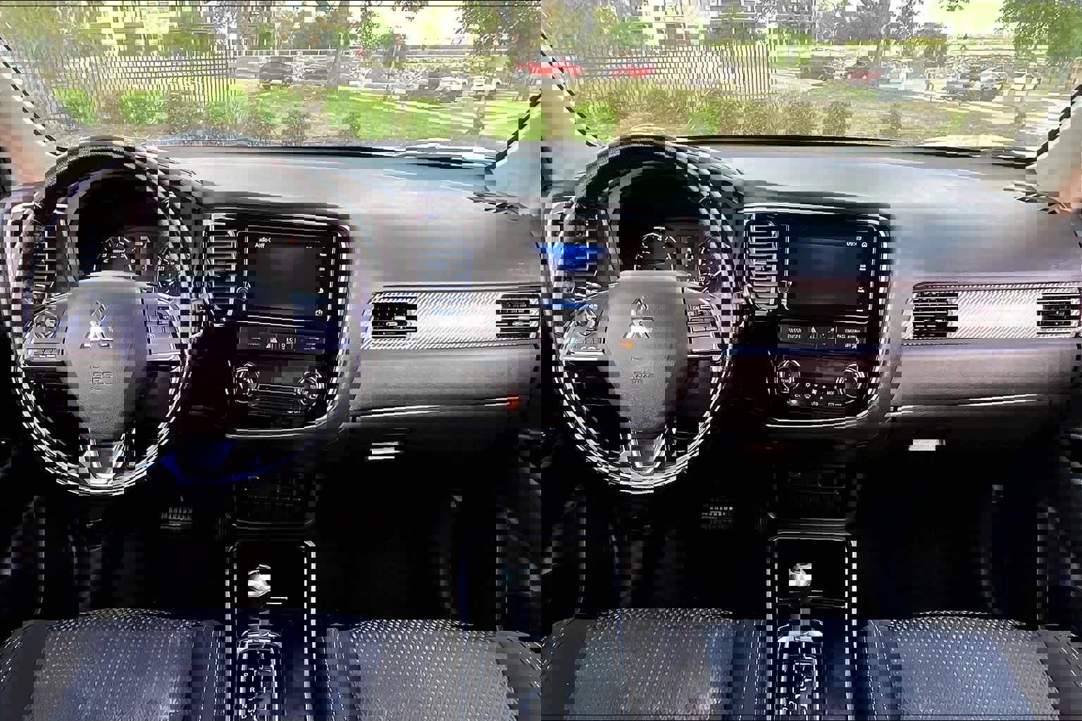 Used 2017 Mitsubishi Outlander SE image 16