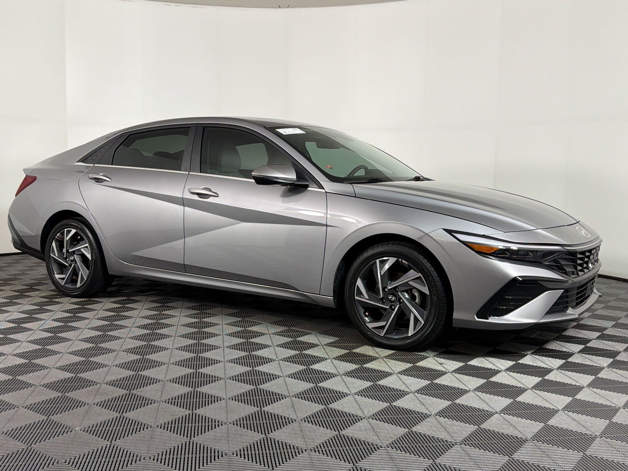 Used 2025 Hyundai Elantra Limited FWD image 6