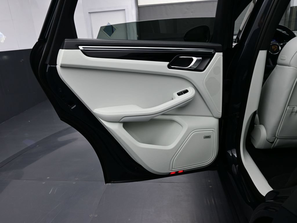 Certified 2026 Porsche Macan AWD/4WD image 15