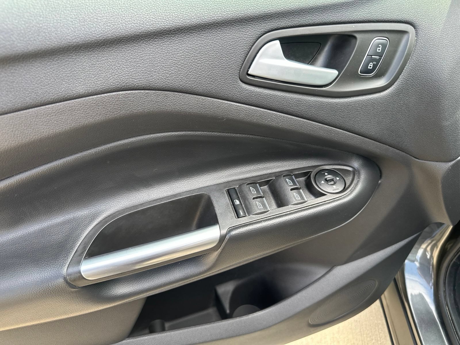 Used 2019 Ford Escape SE FWD image 16