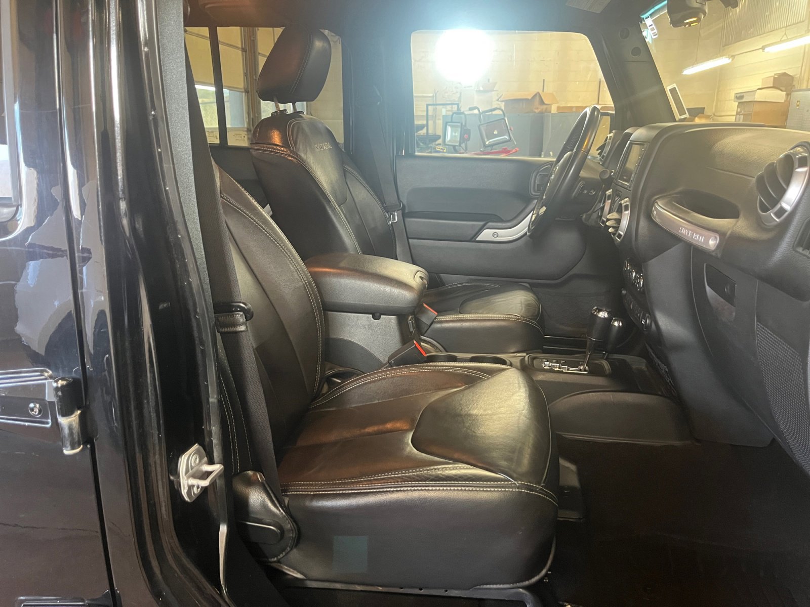 Used 2018 Jeep Wrangler Unlimited Sahara w/ Connectivity Group image 24