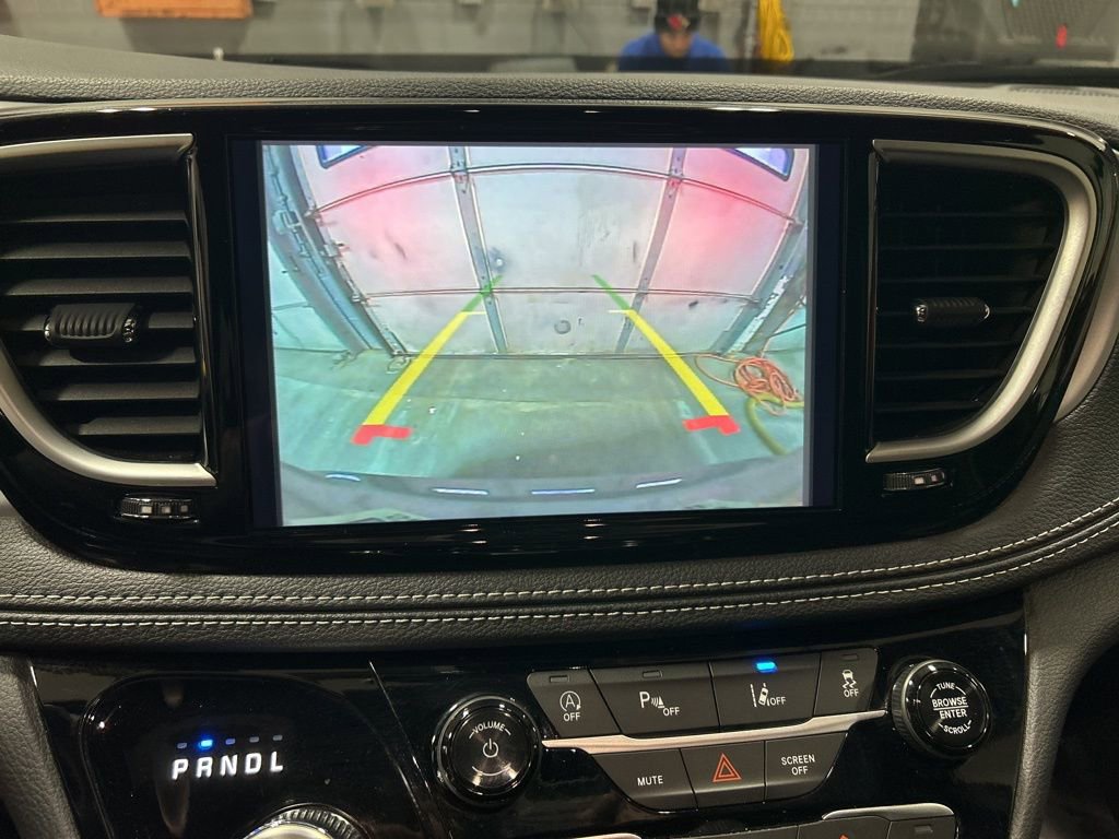 Used 2025 Chrysler Pacifica Limited image 15