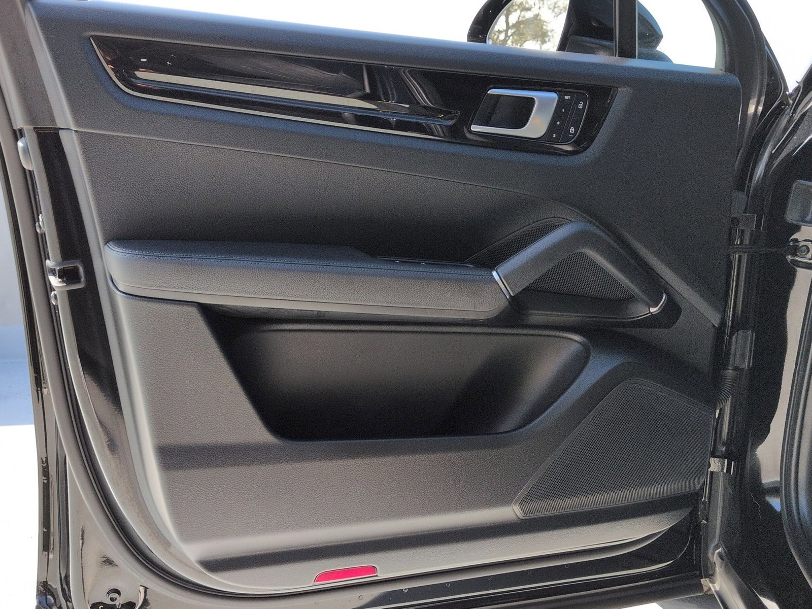 Certified 2023 Porsche Cayenne Platinum Edition w/ Premium Package image 13