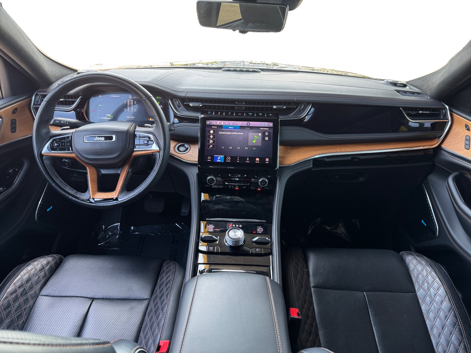 Used 2023 Jeep Grand Cherokee Summit AWD/4WD image 10