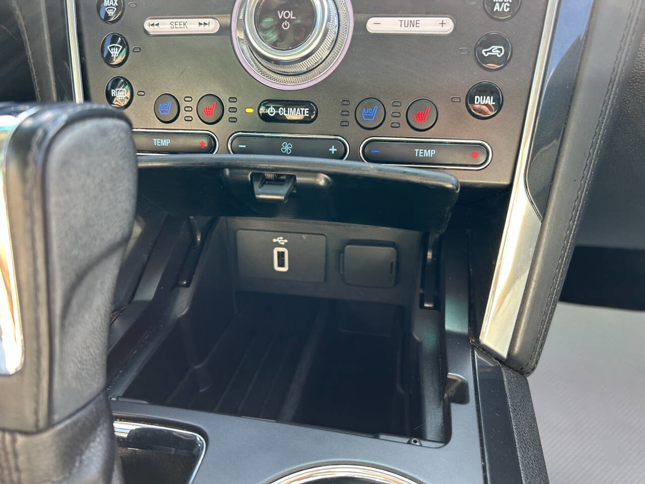 Used 2017 Ford Explorer Platinum image 25