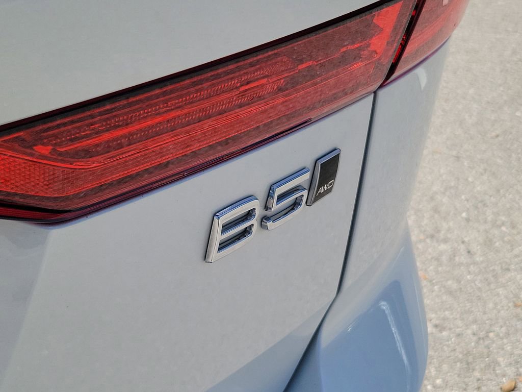 Certified 2024 Volvo XC60 B5 Plus AWD/4WD image 12
