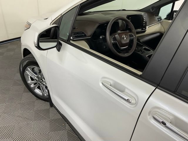 Used 2023 Toyota Sienna Platinum AWD/4WD image 39
