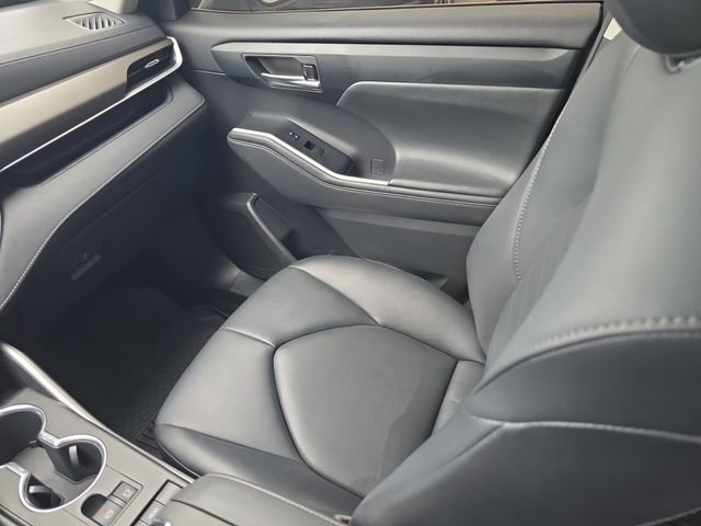 Used 2021 Toyota Highlander XLE image 16