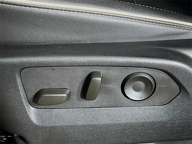 Used 2024 GMC Yukon XL SLT image 11