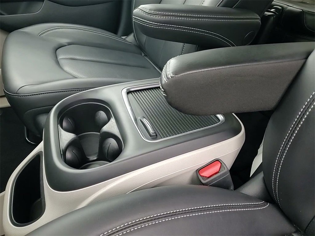 Used 2023 Chrysler Pacifica Touring-L image 31