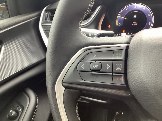 New 2025 Jeep Grand Cherokee Altitude image 13