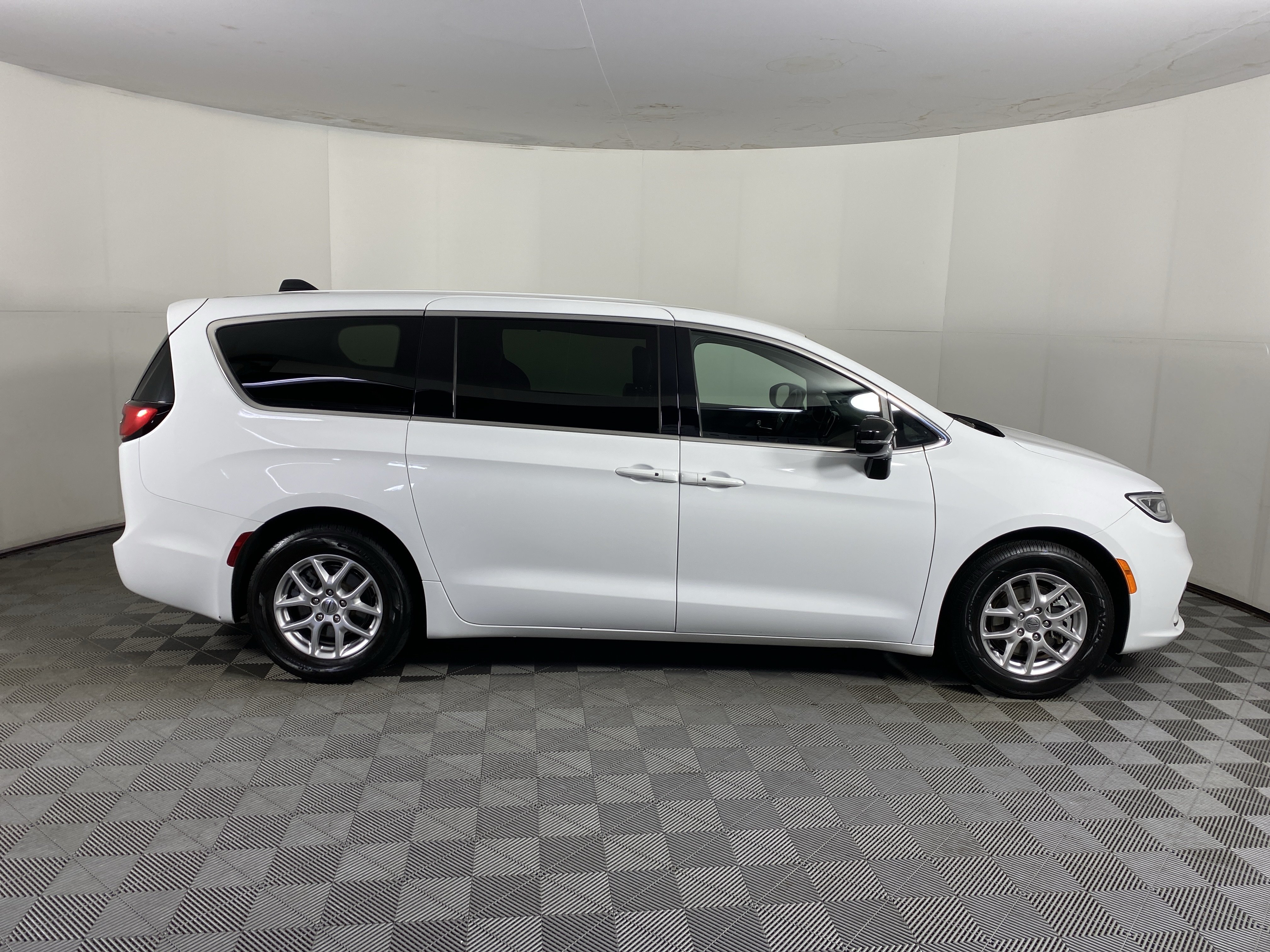Used 2025 Chrysler Pacifica Select FWD image 6