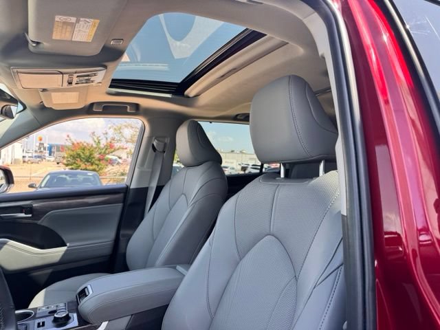 Used 2025 Toyota Highlander Limited AWD/4WD image 12