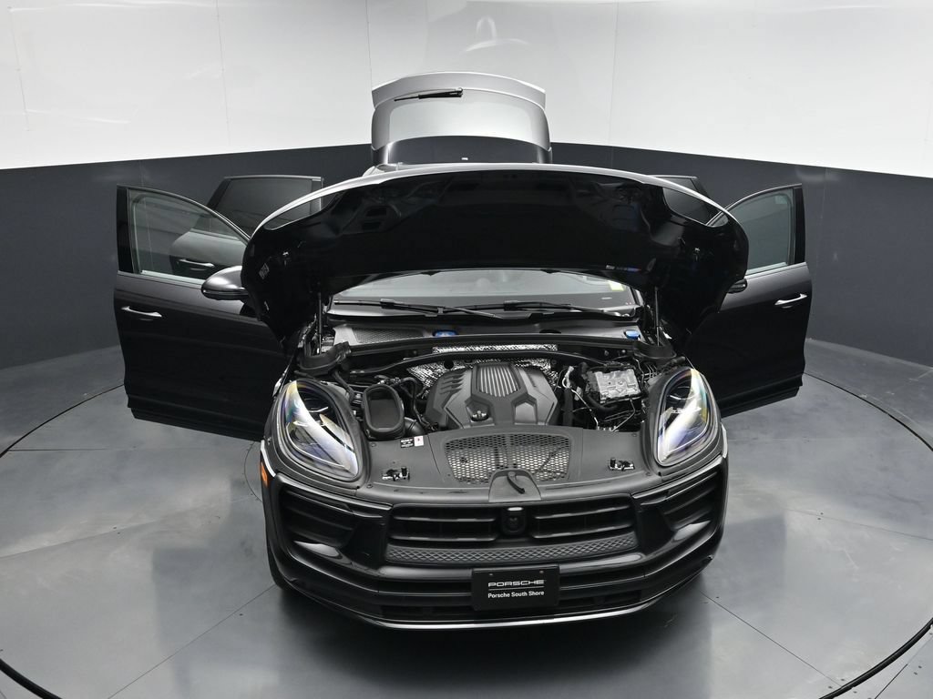Certified 2025 Porsche Macan AWD/4WD image 32