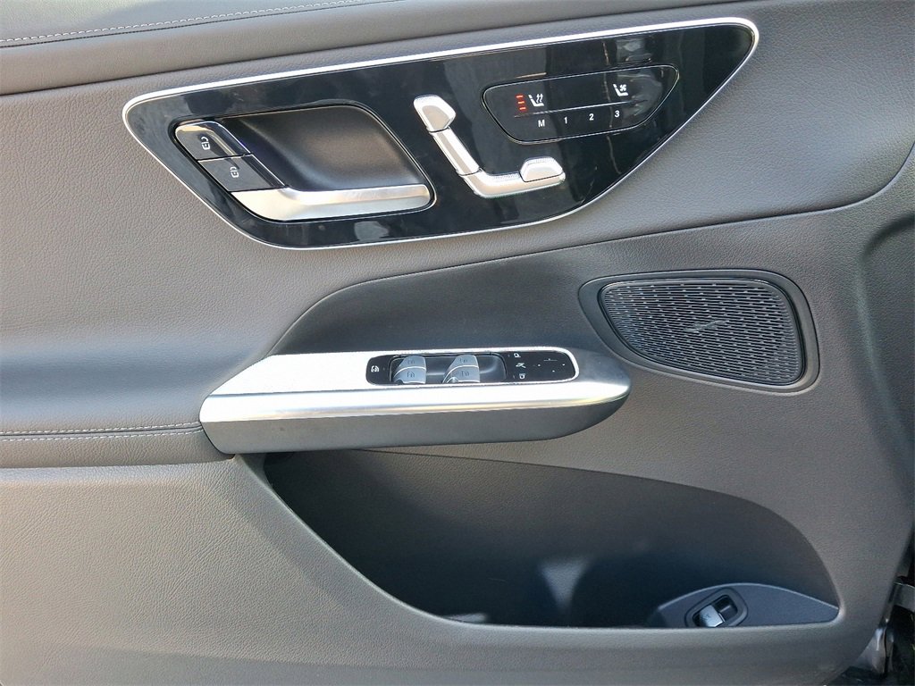 Used 2025 Mercedes-Benz GLC 300 4MATIC image 8